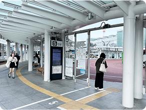 商工会議所行きのバスに乗ってください。