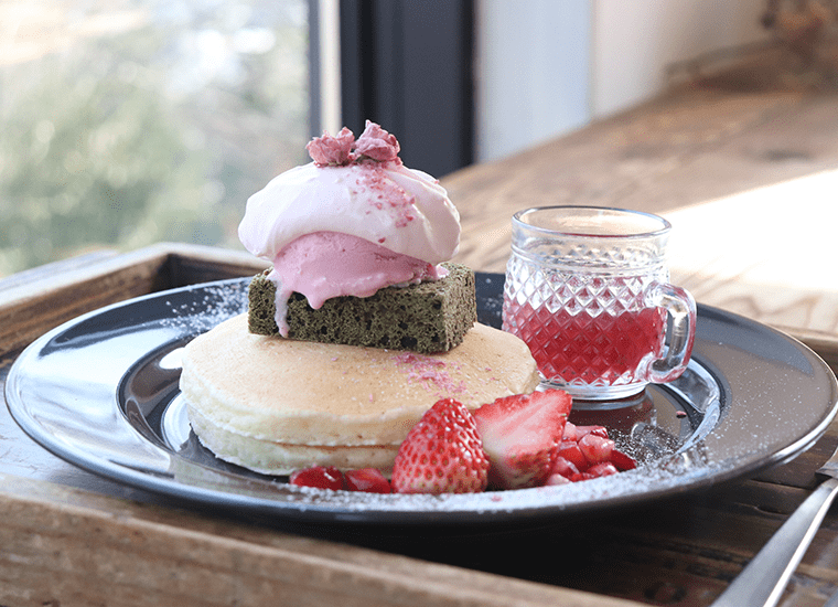 桜香るイチゴと抹茶のパンケーキ